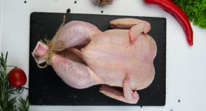 Cuál es la forma correcta e higiénica de lavar el pollo, según la ciencia