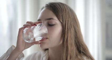 ¿Qué te pasa cada vez que tomas agua cuando comes?