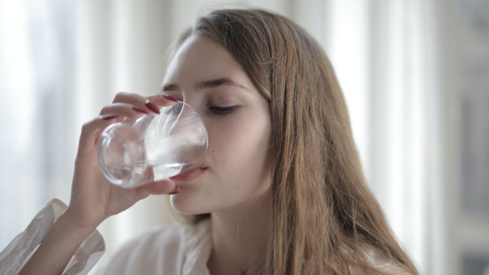 Conoce si es bueno o malo tomar agua en las comidas.