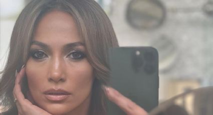 Toma asiento antes de conocer en qué personaje de Netflix se inspiró Jennifer Lopez para su look de Navidad