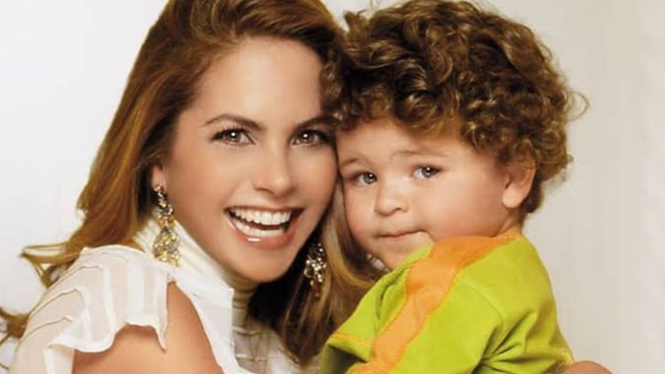 Lucero y su hijo José Manuel. Foto: Twitter @MarinaS31877687