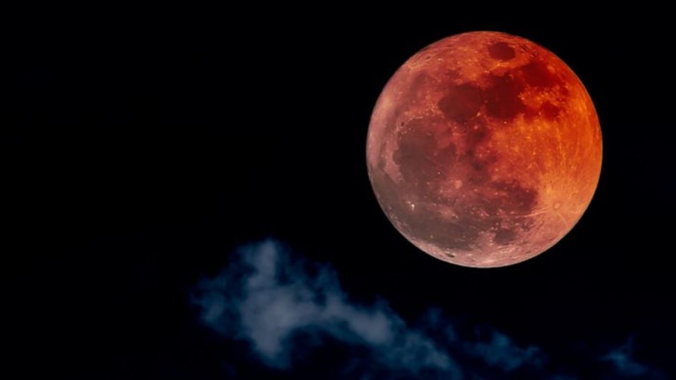 Eclipse lunar en México. Foto: twitter @HollySanchezSFM
