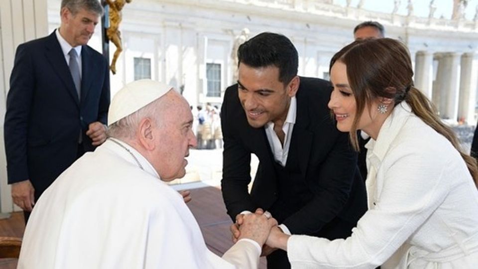 Los esposos Carlos Rivera y Cynthia Rodríguez junto al Papa. Fuente: Instagram @vengalaalegriatva
