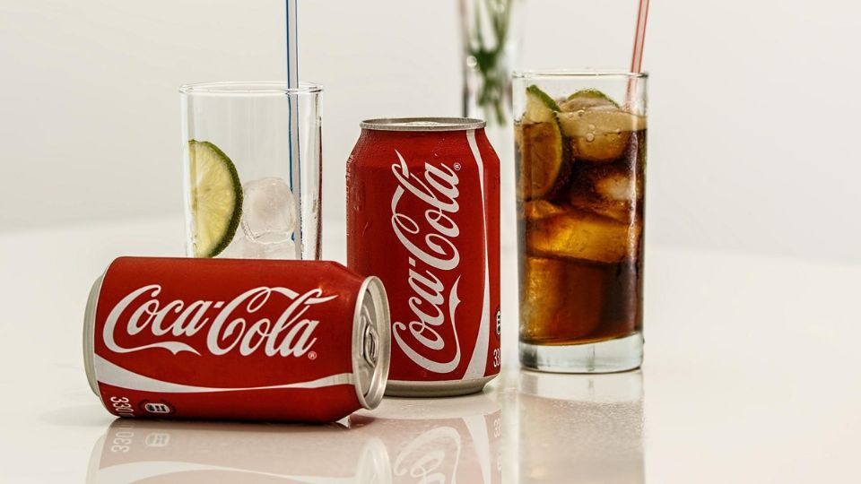 Coca Cola con limón, un clásico en los bares. Fuente: Pixabay