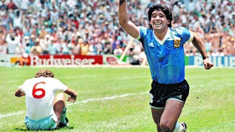 Diego Maradona y su gol del siglo ante Inglaterra. Fuente: Twitter @InvictosSomos