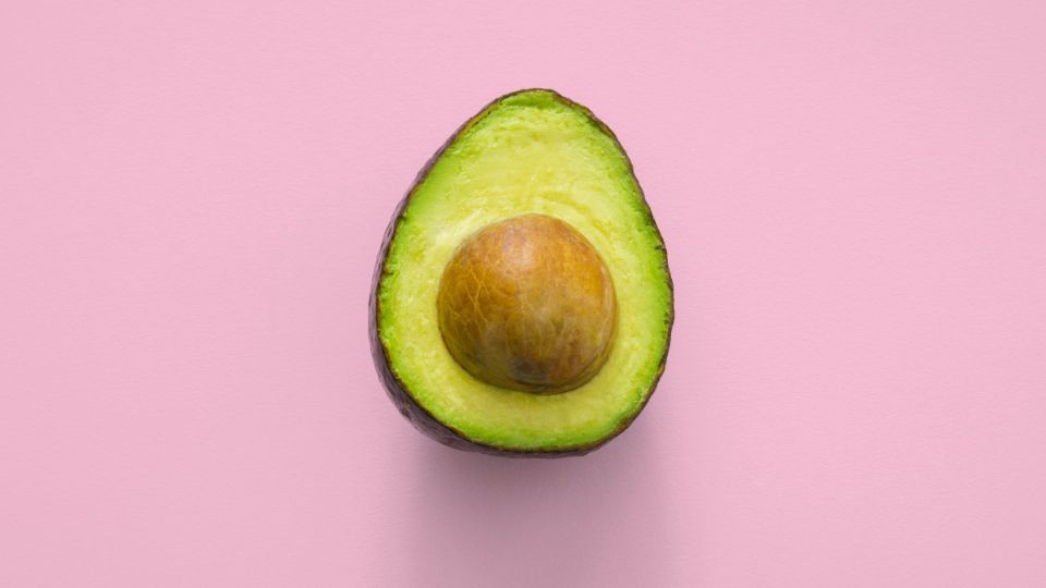 ¿Cómo eliminar las puntas abiertas del cabello con aguacate?. Fuente: Pexels.