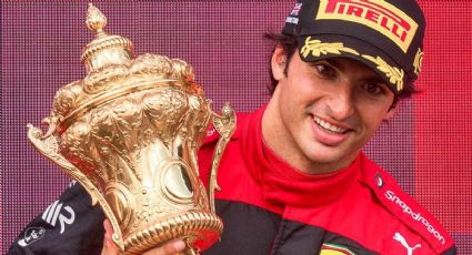 Quién es Carlos Sainz, el famoso piloto de Ferrari que se fotografió con Karol G