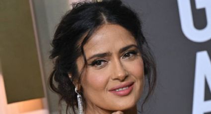 Salma Hayek impacta al mundo con un vestido nude que resalta sus curvas