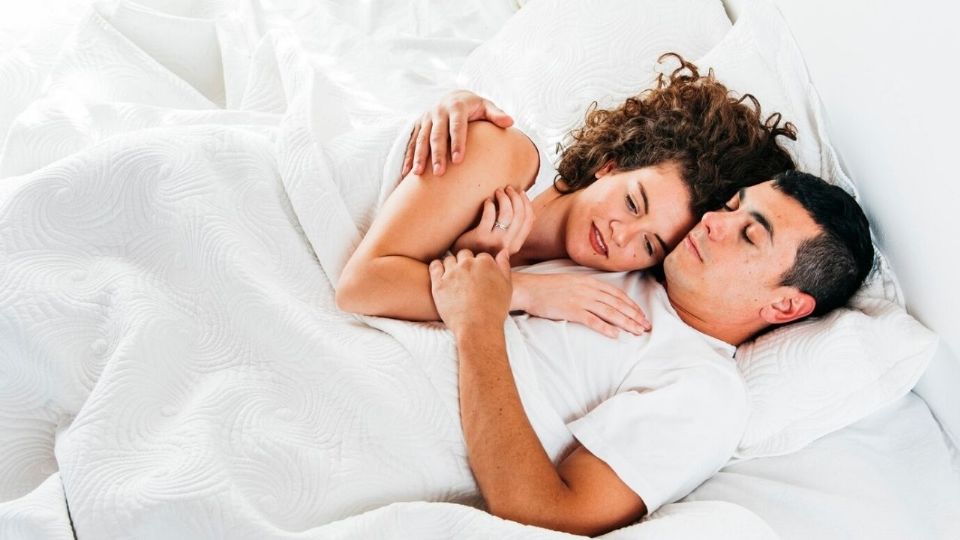 Conoce los beneficios de dormir en pareja.