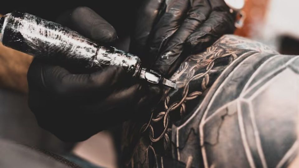 Recomendaciones para evitar riesgos al momento de hacerte un tatuaje.