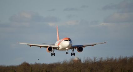 3 prendas que debes evitar vestir en un avión, según expertos