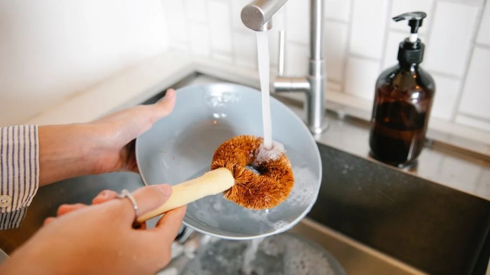 Detergente casero con cáscaras de naranja. Fuente: Pexels.