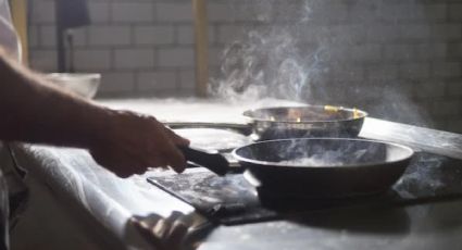 ¿Por qué no debes cocinar en una sartén rayada?