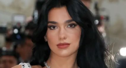 De espaldas, Dua Lipa conquistó la MET Gala con un collar de diamantes