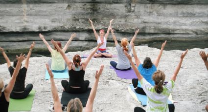 Dile adiós al gimnasio y fortalece tus músculos con estas posturas de yoga