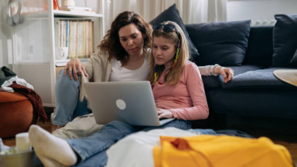 Chicas mirando película. Fuente: Pixabay.