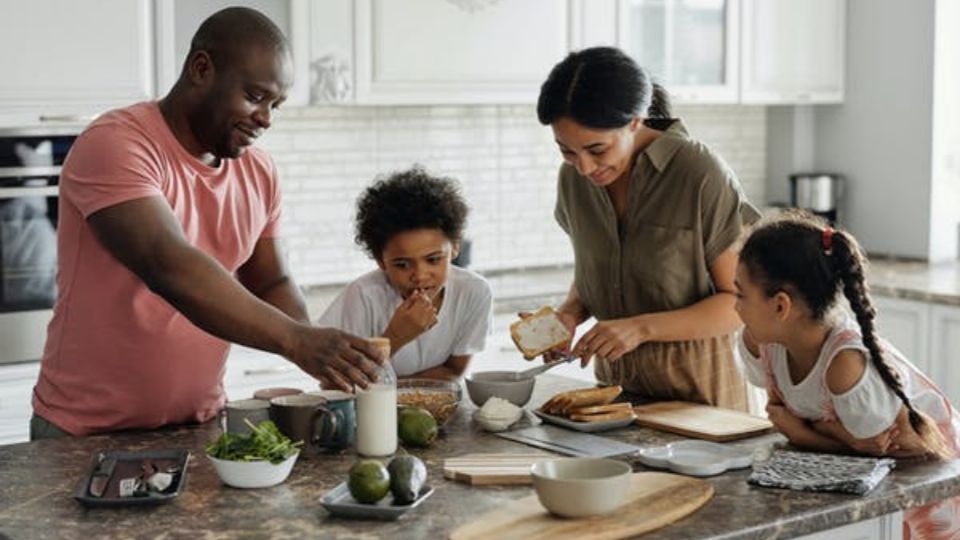 Desayuno en familia. Fuente: Pixabay.