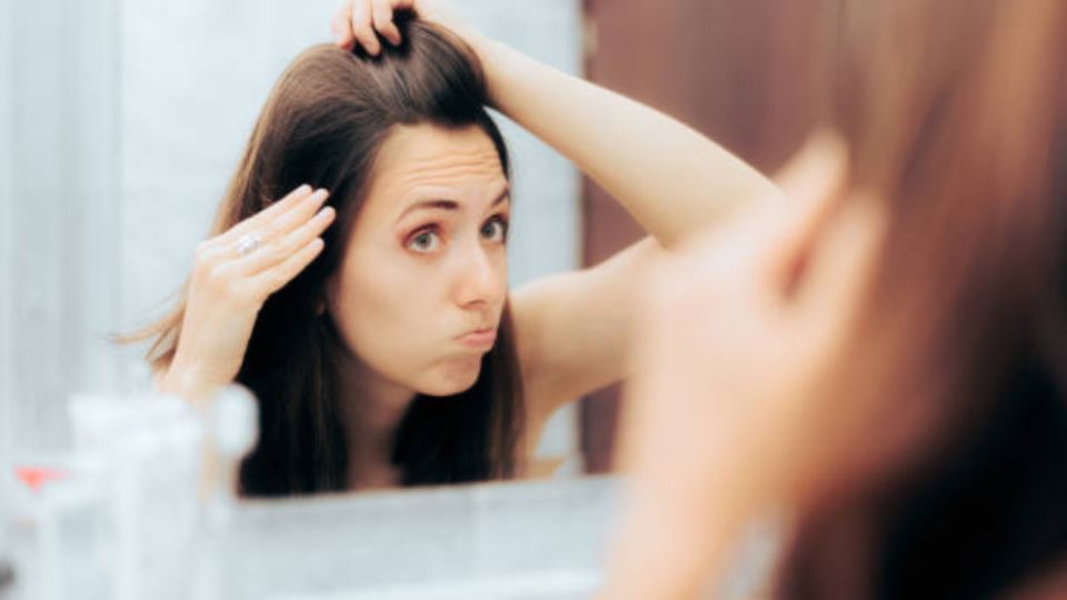 Las canas pueden aparecer en la adolescencia o en personas de 20 años en adelante.