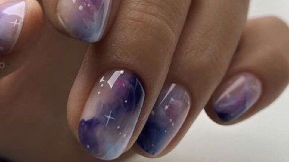 Nail art de galaxia. Fuente: Pinterest.