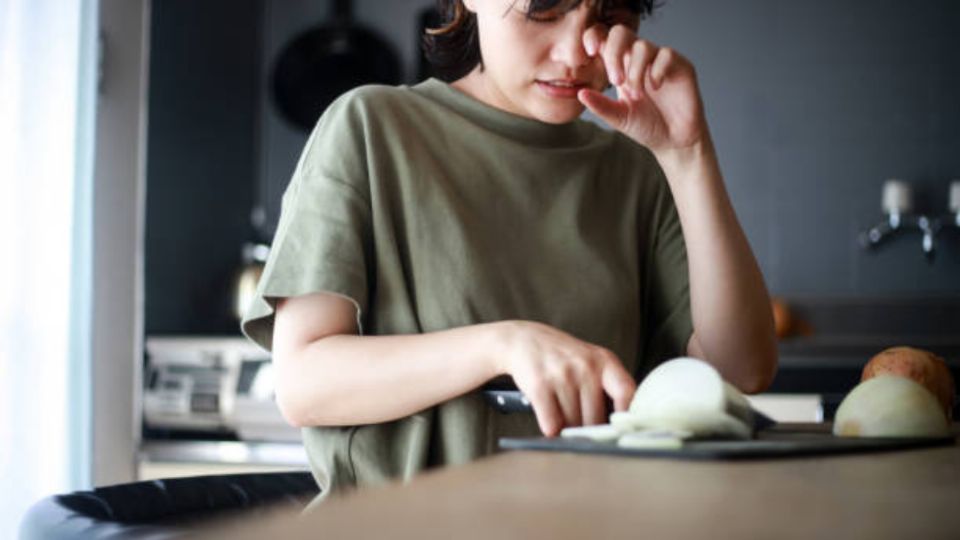 Lágrimas por cortar cebolla. Fuente: Pexels.