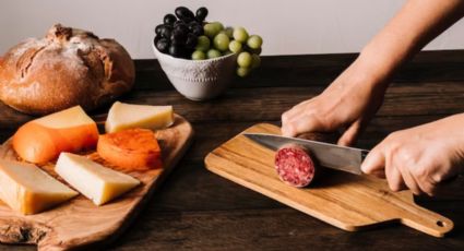 ¿Cómo quitarle las manchas de comida a las tablas para picar?